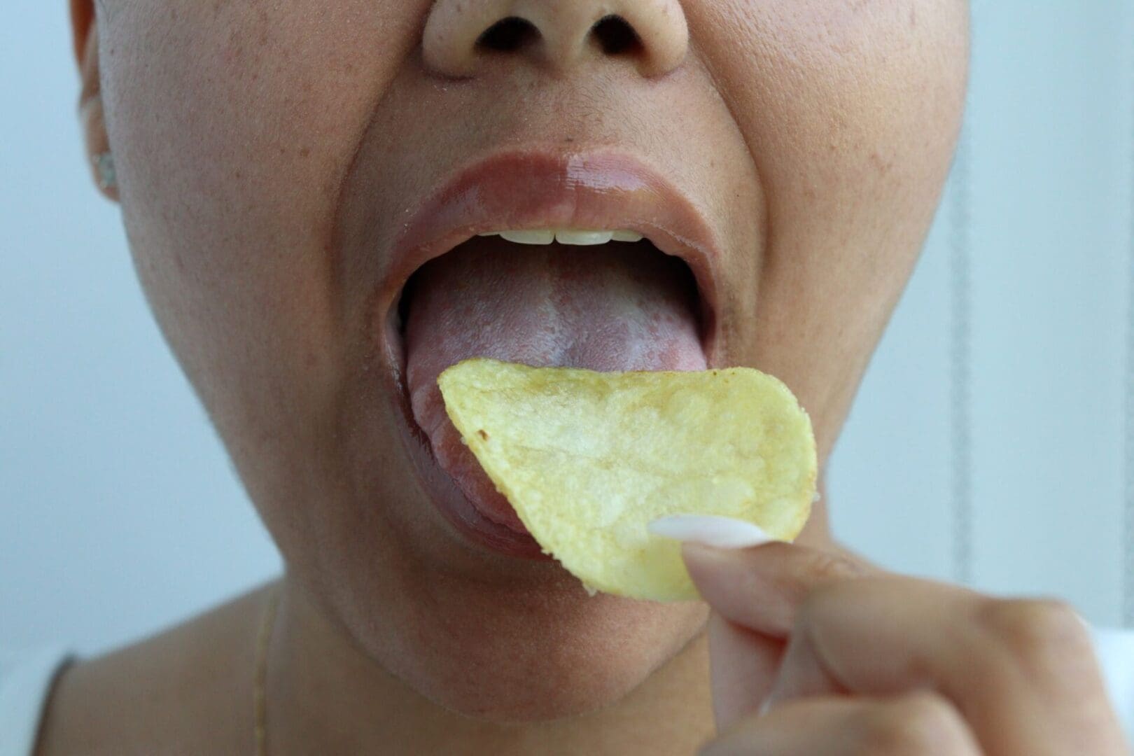 malise crisp (1)ww Girl eating crisp