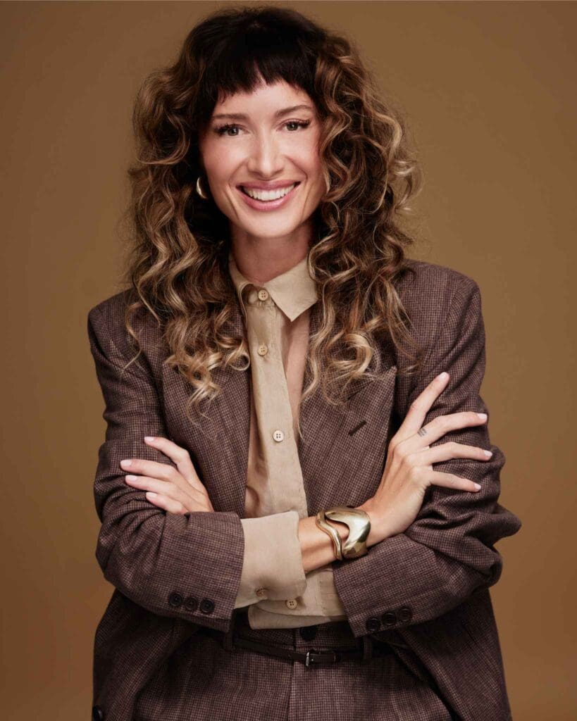 Headshot of Rachelle Robinett crossing her arms smiling