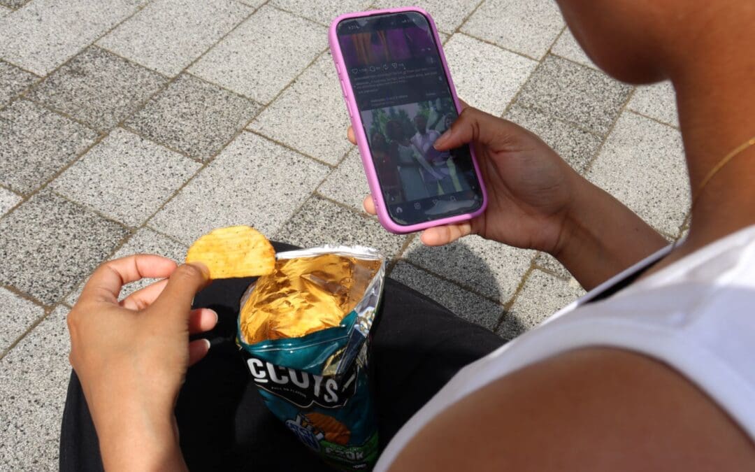 Desk Dinners and Screen Snacking: How Modern Distractions Fuel Mindless Eating