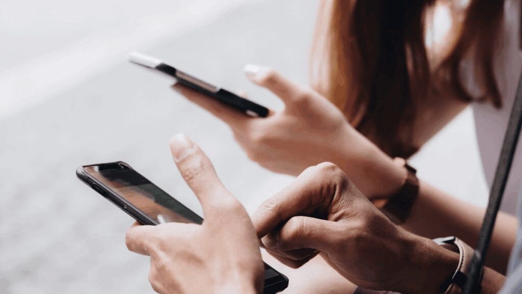 Picture of people messaging. Credit to Canva.